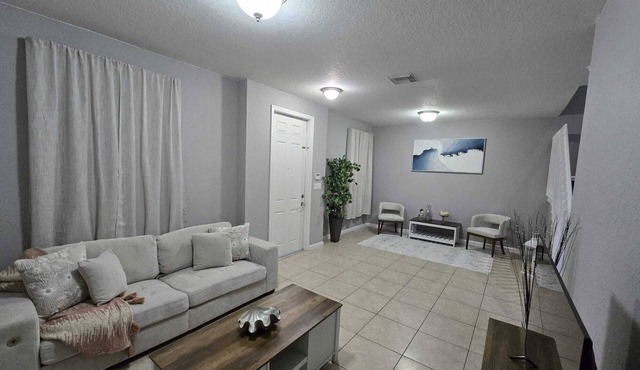 3-bedroom townhome in tranquil Homestead with AC