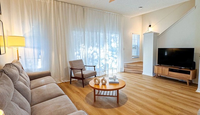 3-bedroom townhome in delightful Kissimmee with Shared fitness room, AC, WiFi