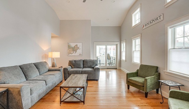 3-bedroom townhome in charming Rockport with AC