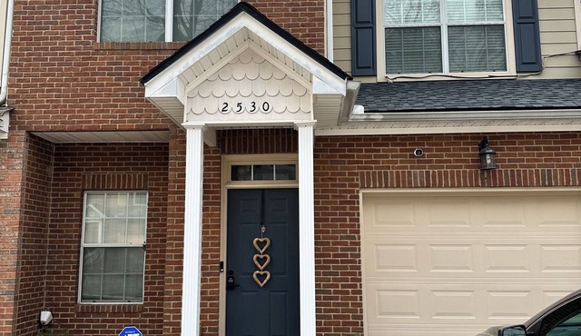3-bedroom townhome in vibrant Atlanta near entertainment Mercedes Benz Stadium