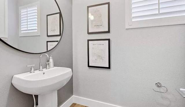 3-bedroom townhome in wonderful Dallas with AC, WiFi
