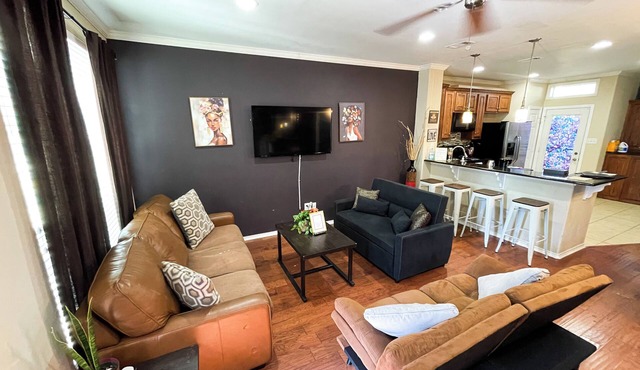 3 bedroom Townhome near Downtown Dallas- Sleeps 10 people