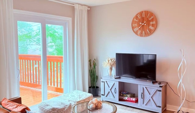 3-bedroom townhome in Gaithersburg with WiFi, AC, Meditation Room Close to DC