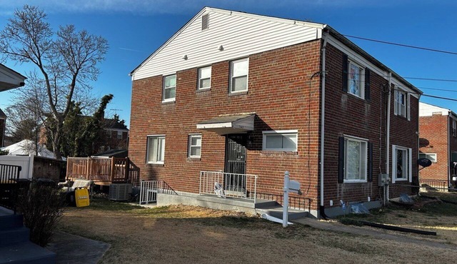 3-bedroom townhome Summer Rental in fabulous Hyattsville with WiFi, AC