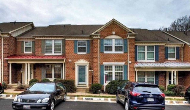 3-bedroom townhome in peaceful Springfield with WiFi, AC