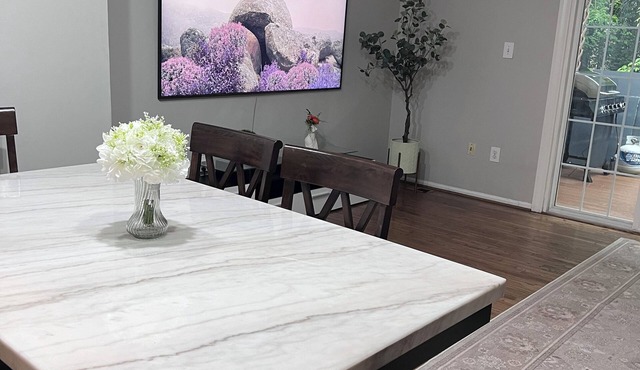 3-bedroom townhome in fantastic Springfield with Wi-Fi & fully equipped kitchen.