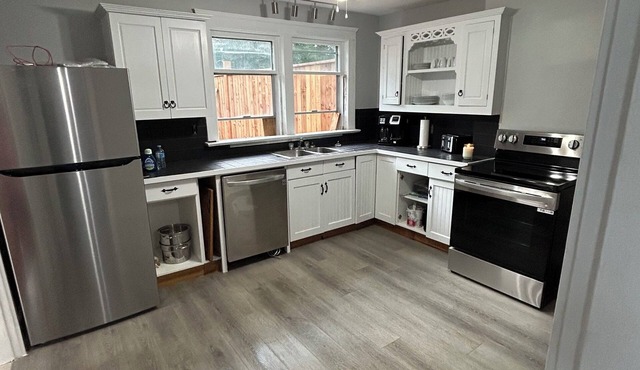 3 Bedroom townhouse in Summerside. Minutes from PCH, CUP and shopping centres