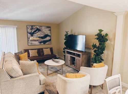 3 Bedroom Townhouse Near SGMC & Downtown Sleeps 10