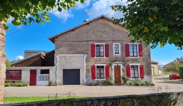 3-bedroom/two-bathroom house in the countryside
