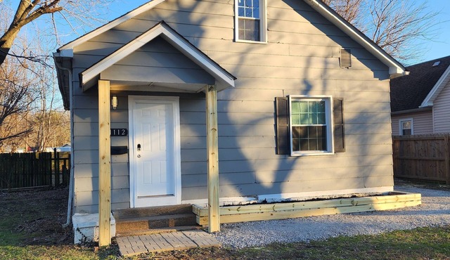 3-bedroom two story house in tranquil Metropolis with cool AC breeze
