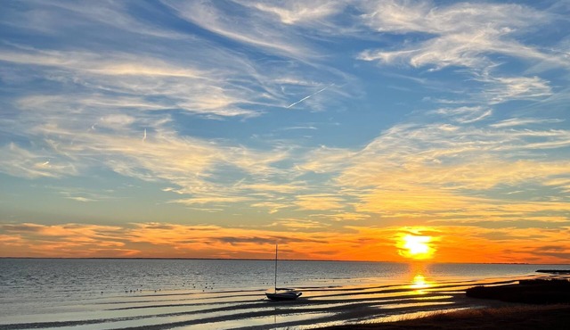 3-bedroom updated fishing cabin on the bay in Seadrift with WiFi & Central AC