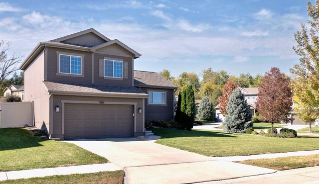 3-bedroom updated house sleeps 7 with natural light!