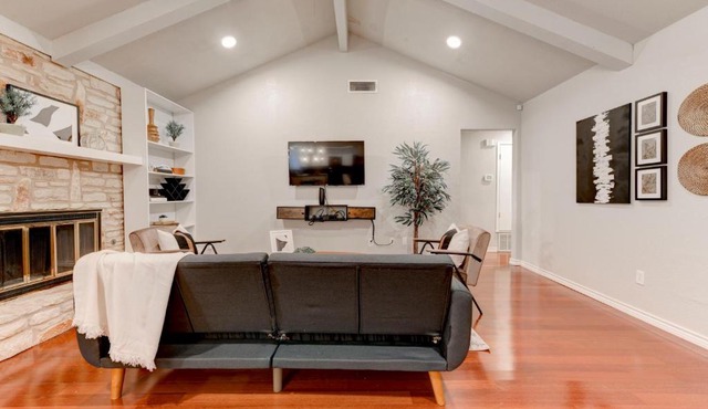 3 Bedroom Vacation House and Suites, Sleeps 7 Max.