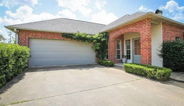 3-bedroom vacation home steps to Prien Lake Park and 1.5 mile to Casinos.