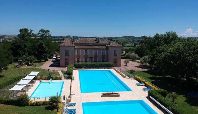 3-bedroom villa in residence with swimming pool and tennis court 45 minutes from Toulouse