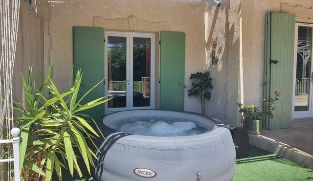 3-bedroom villa, sleeps 6 in the village of Eyguières near the Alpilles mountains