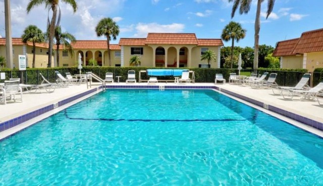 3 Bedroom Villa, Walk to Beach, Great Restaurants and Shops. 3 month minimum