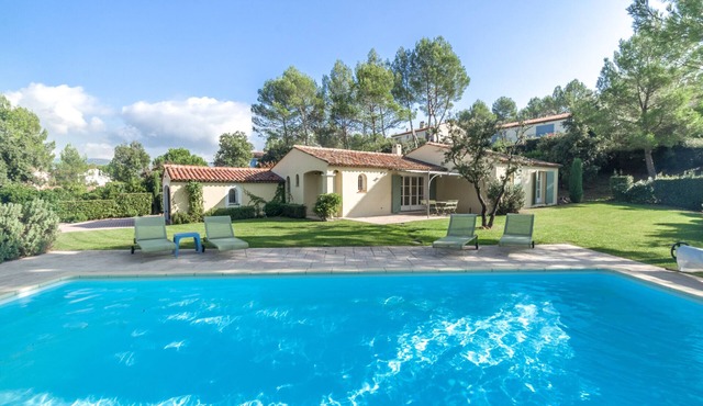 3 BEDROOM VILLA WITH PRIVATE POOL AND GARDEN (N°355)