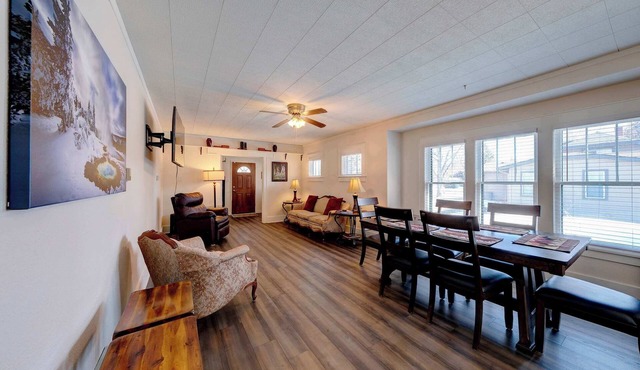 3-Bedroom Vintage Wyoming Home | King Bed, Bunk Beds, Full Kitchen, Pet-Friendly | Walk to Town, 20 Min to Sheridan, 10 Min to Bighorn Mountains | Sleeps 6