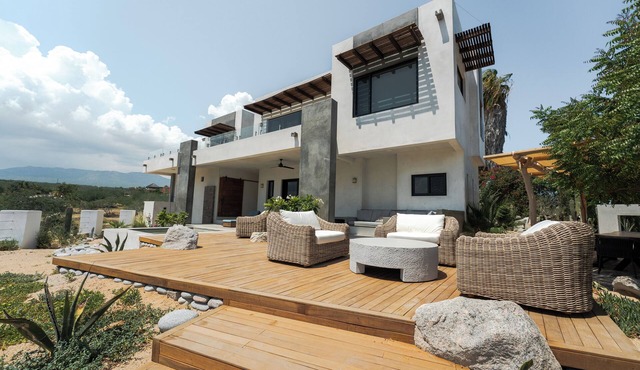 3-bedroom w/amazing views, waterfront access, resort amenities & hot/cold tub