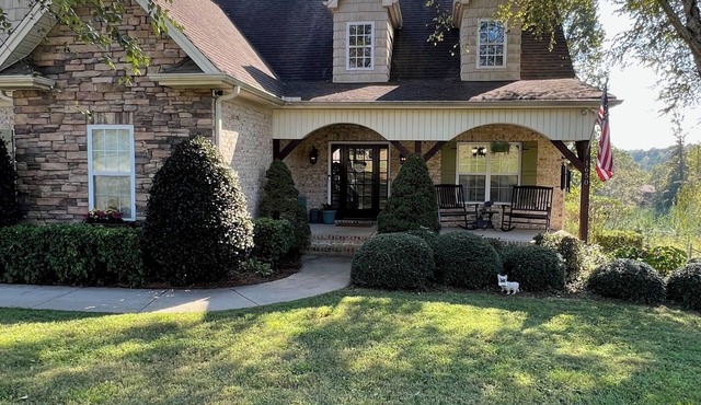 3 Bedroom w/hot tub in Yadkin Wine Country Pet Friendly