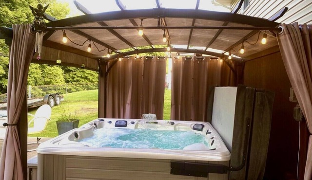 3 Bedroom w/ Hot Tub, Fireplace! Pet Friendly!