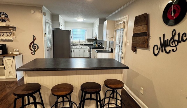 3-bedroom w/pool and all the comforts of home in Muscle Shoals-recording capital