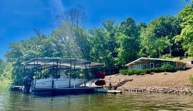 3 bedroom waterfront home Large dock and great swim area 4 KAYAKS + PADDLEBOAT