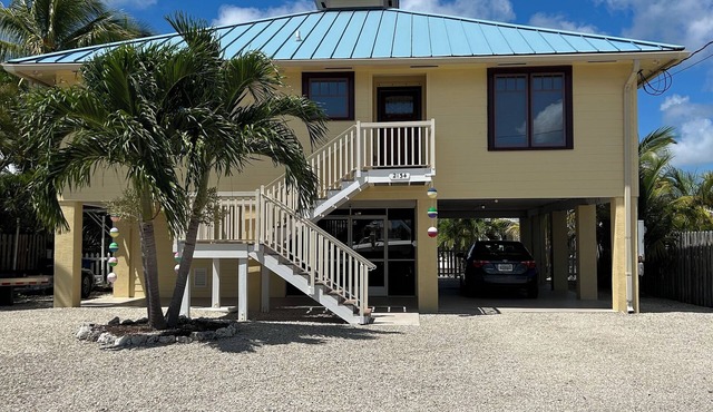 3-bedroom waterfront. Cable, WiFi, AC, Hot tub, Dock. Spring 2026 Available !