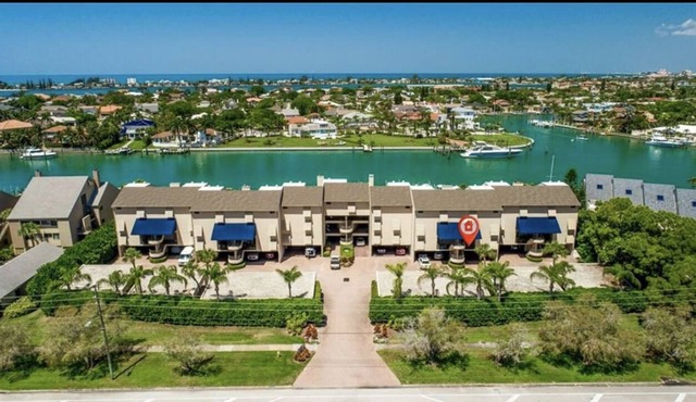 3 Bedroom Waterfront Condo/Boat Lift on the Grand Canal