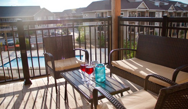 3 BEDROOM WATERFRONT BLUE MOUNTAIN LOFT, HEATED POOL