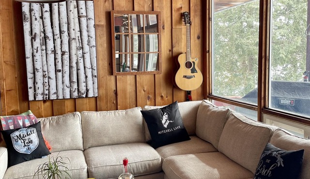 3 Bedroom Waterfront Kawartha Cottage with Sunset Views