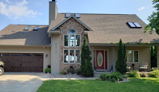 3 bedroom waterfront house on the channel to lake available for EAA AirVenture