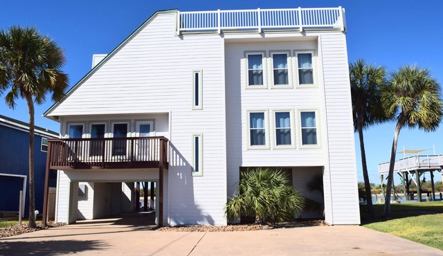 3 Bedroom Waterfront House in Matagorda, TX with Stunning Views