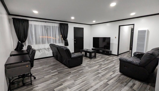 3 bedroom with 4 beds, 2 bathroom. Central to Los Angeles Metro Area, 7123