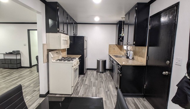3 bedroom with 4 beds, 2 bathroom. Central to Los Angeles Metro Area, 7121