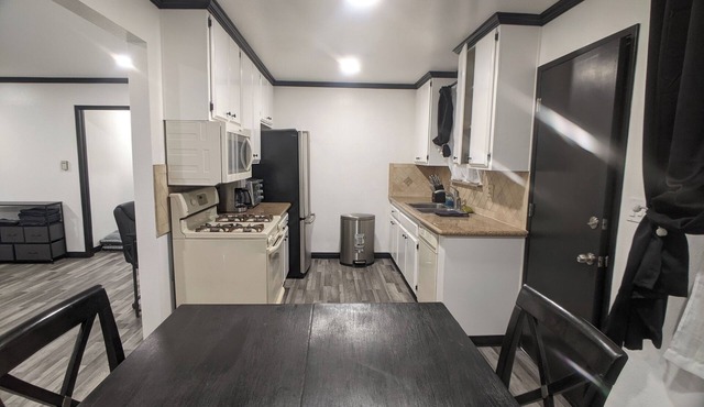 3 bedroom with 4 beds, 2 bathroom. Central to Los Angeles Metro Area, 7119