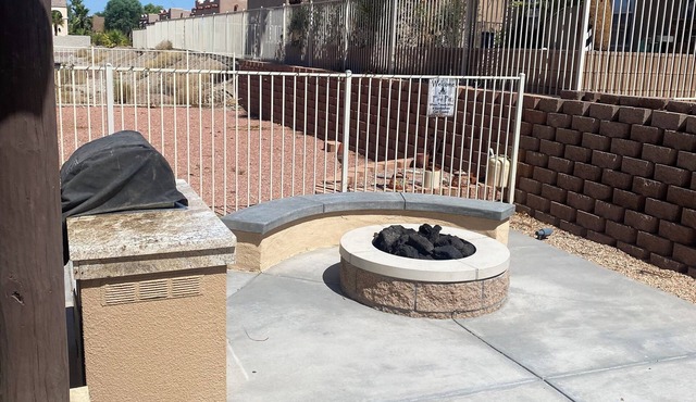 3 bedroom with den BBQ, Firepit, with WiFi, AC in awesome Needles