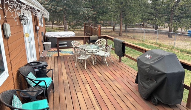 3-bedroom with hot tub close to downtown Evergreen