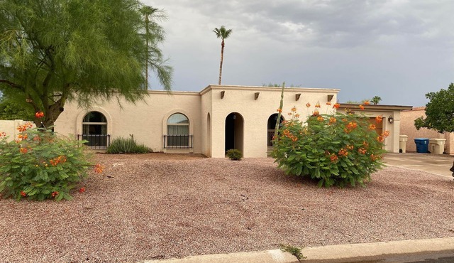 3 Bedroom with private yard, Large Pool, Close to Downtown Fountain Hills