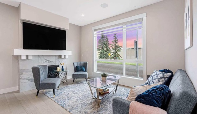 3 Bedroom with Sleeper Sofa Sleeps 8! Near downtown and Foothills Hospital