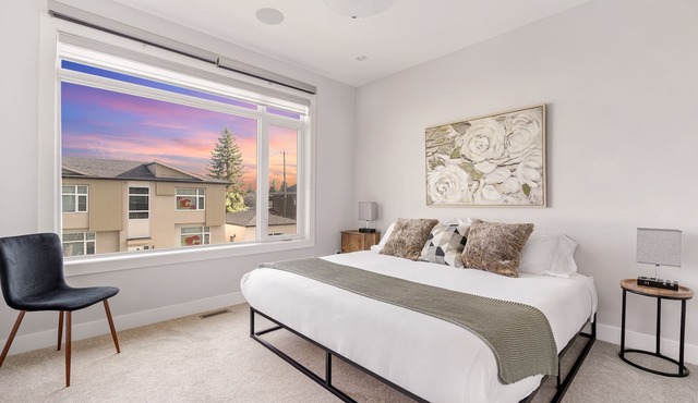 3 Bedroom with Sleeper Sofa Sleeps 8! Near downtown and C-Train