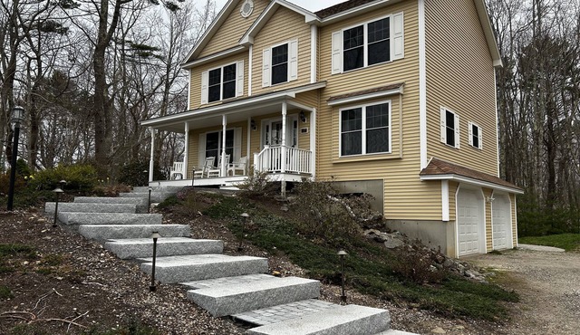 3 bedroom with views: walk to the 3.5 mile long sandy Fortunes Rocks Beachn