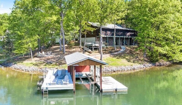 3 Bedrooms, 1 Flex Room, 3 Bathrooms! Hot Tub, Wifi & Pet Friendly! Great Getaway For Any Season!