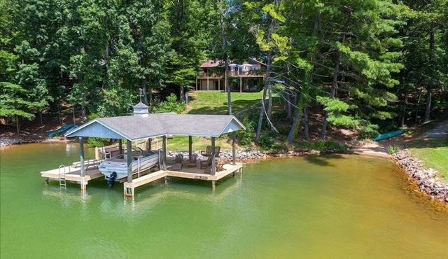 3 Bedrooms, 1 Flex Room, 3½ Bathrooms! Golden Mountain Views @ Main Lake - Dog Friendly!