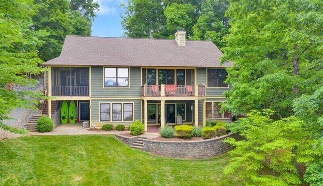 3 Bedrooms, 1 Flex Room, 3 Bathrooms! Walk-in Water! Wifi! Ping Pong! Come Visit "Best Kept Secre