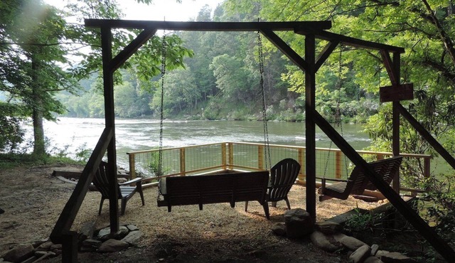 3 Bedrooms, 2 1/2 Baths River Cabin with WiFi, Hot Tub and Fire Pit