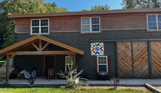 3-bedrooms, 2 bathrooms upstairs cabin in charming French Lick with AC