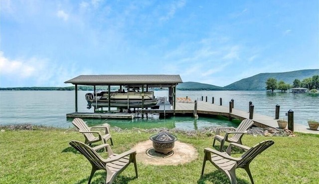 3 Bedrooms, 2 Flex Rooms, 3 Bathrooms! Great, waterfront house on an AMAZING property!