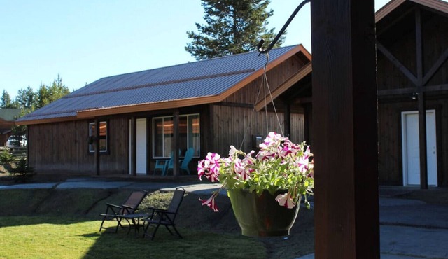 3 Bedrooms, 2 Full Bath, Full Kitchen, Gas Fireplace, Shared Hot Tub